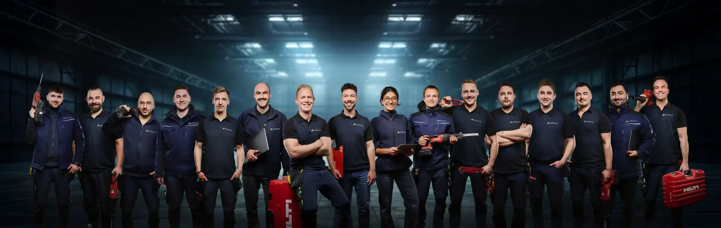 Das neotherm-Team aus SHK- und Elektro-Fachkräften vor dem Firmensitz