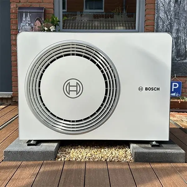 Wärmepumpen-Außeneinheit auf der Terrasse eines Bestandsgebäudes